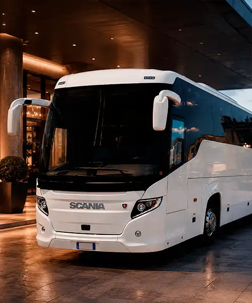 Bus Gran Turismo bianco Scania per servizi NCC e transfer privati Noris Viaggi