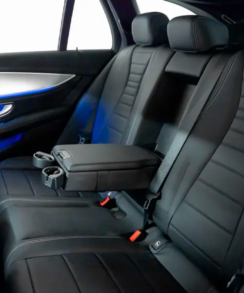 Sedili posteriori in pelle di una Mercedes NCC con interni eleganti e comfort premium