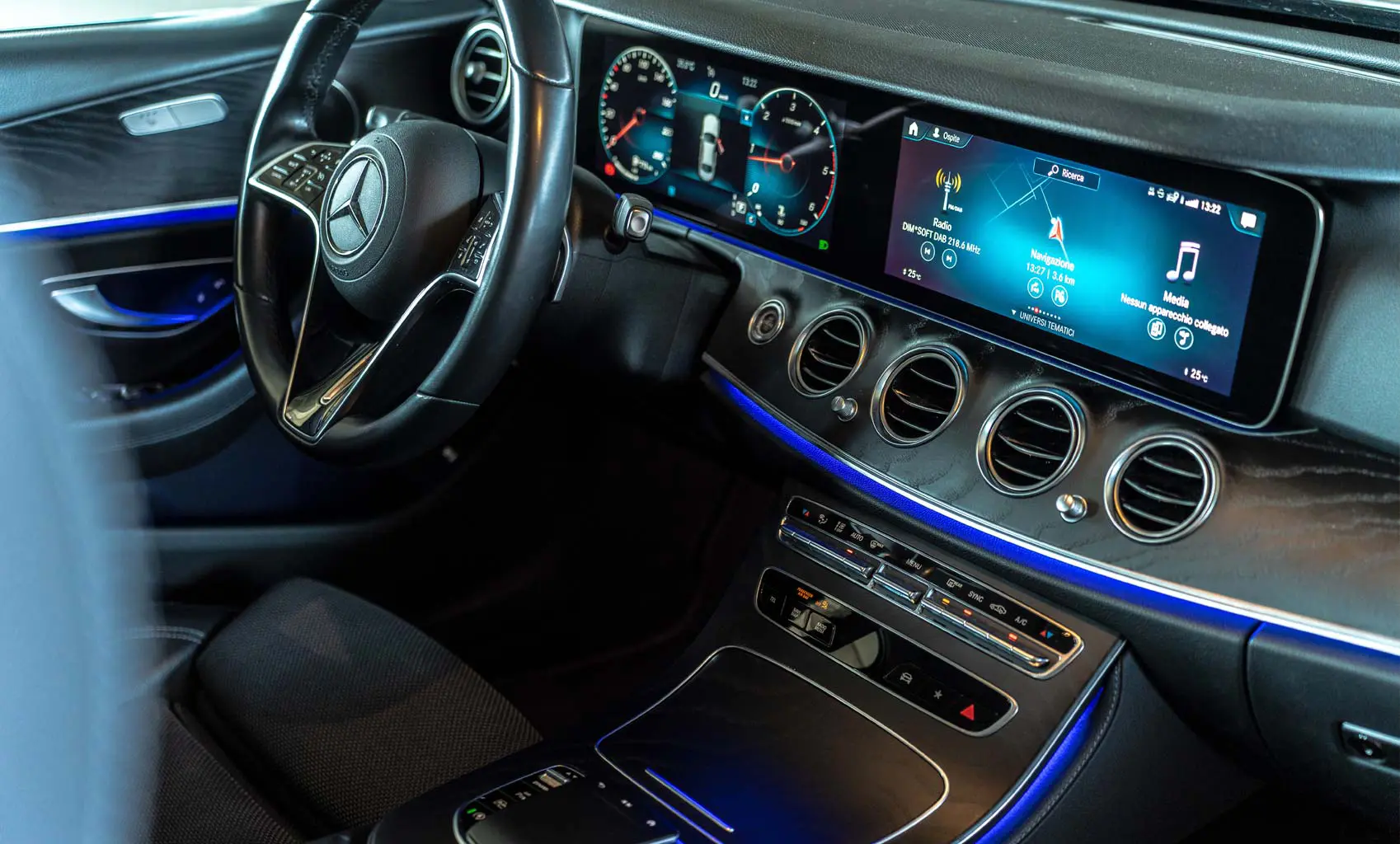 Interni Mercedes con display digitale, illuminazione ambientale blu e comfort tecnologico