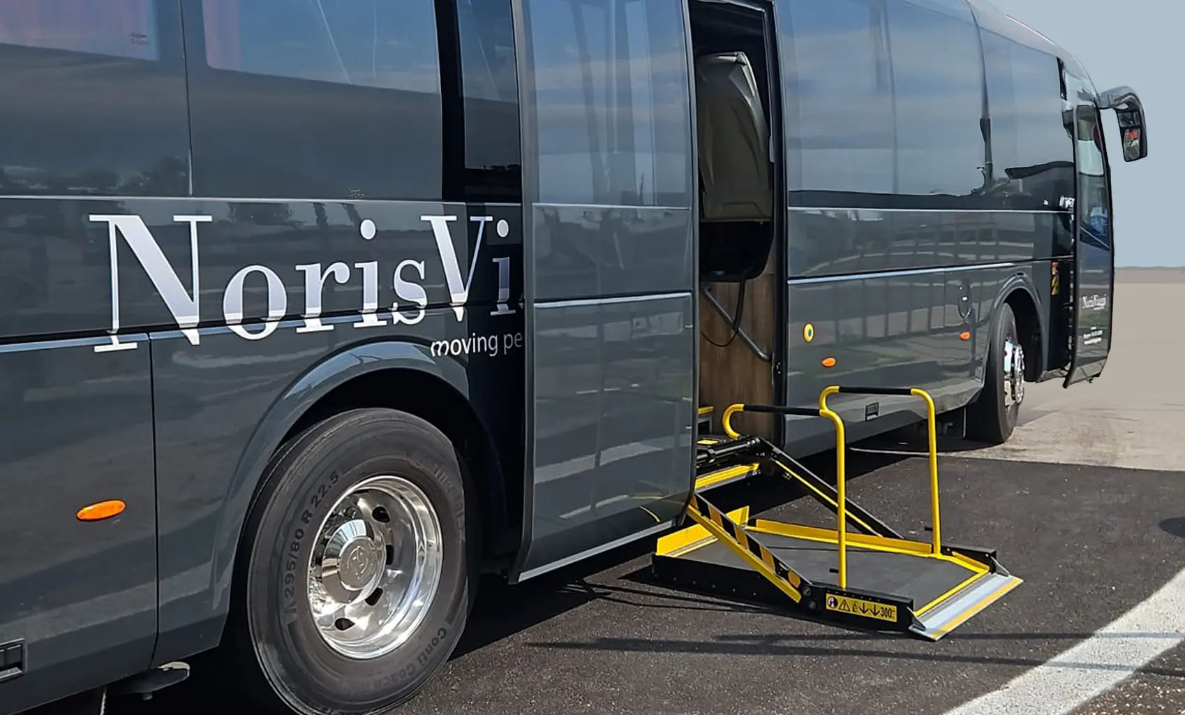 Bus di Noris Viaggi inclusivo con piattaforma per disabili