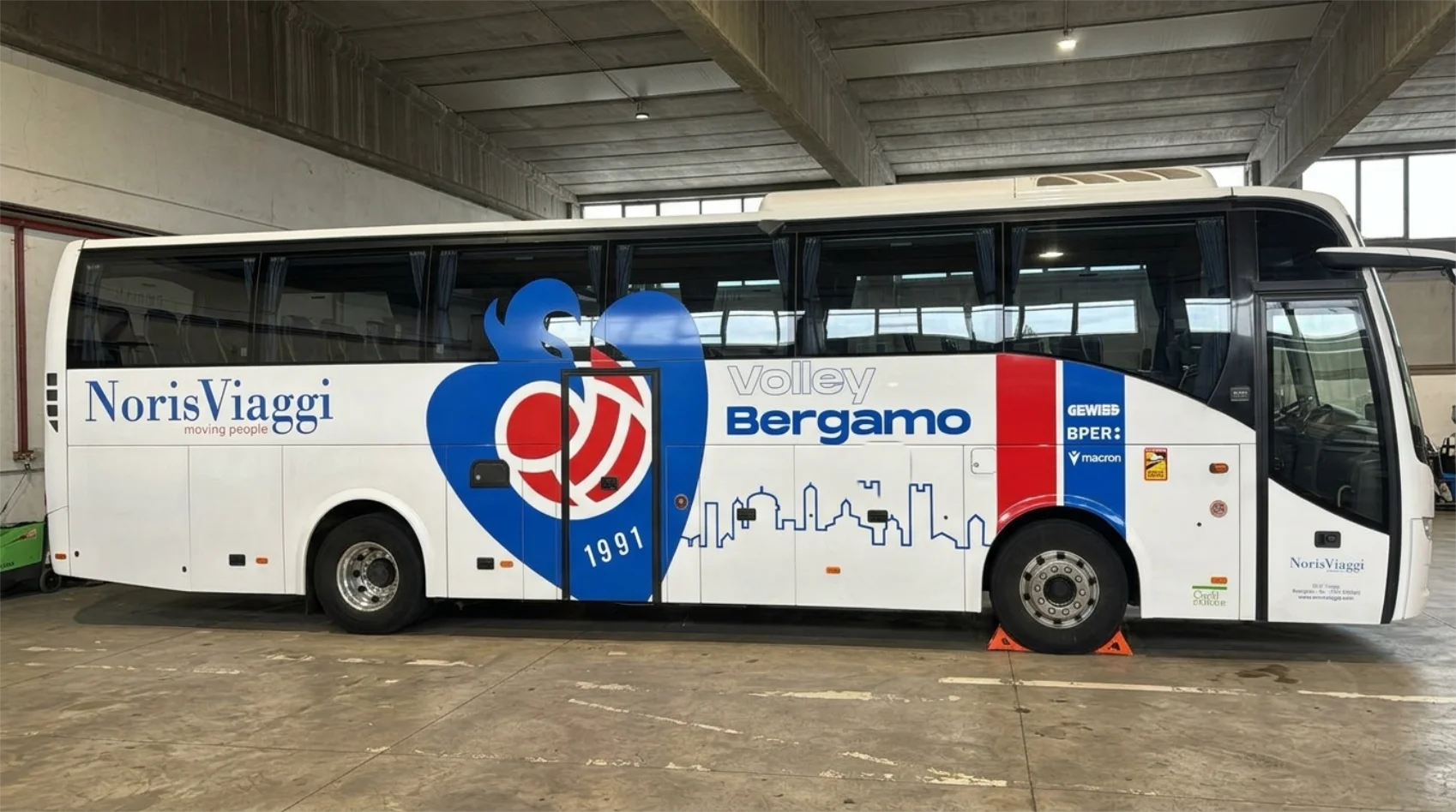 Pullman Noris Viaggi brandizzato e Official Partner di Volley Bergamo